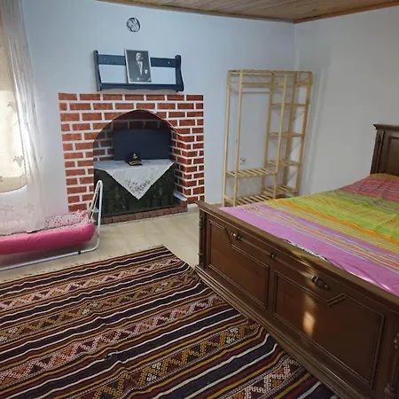 Kazdaglarinda Genis Bahceli Orjinal Koy Evi Ayvacik (Canakkale)